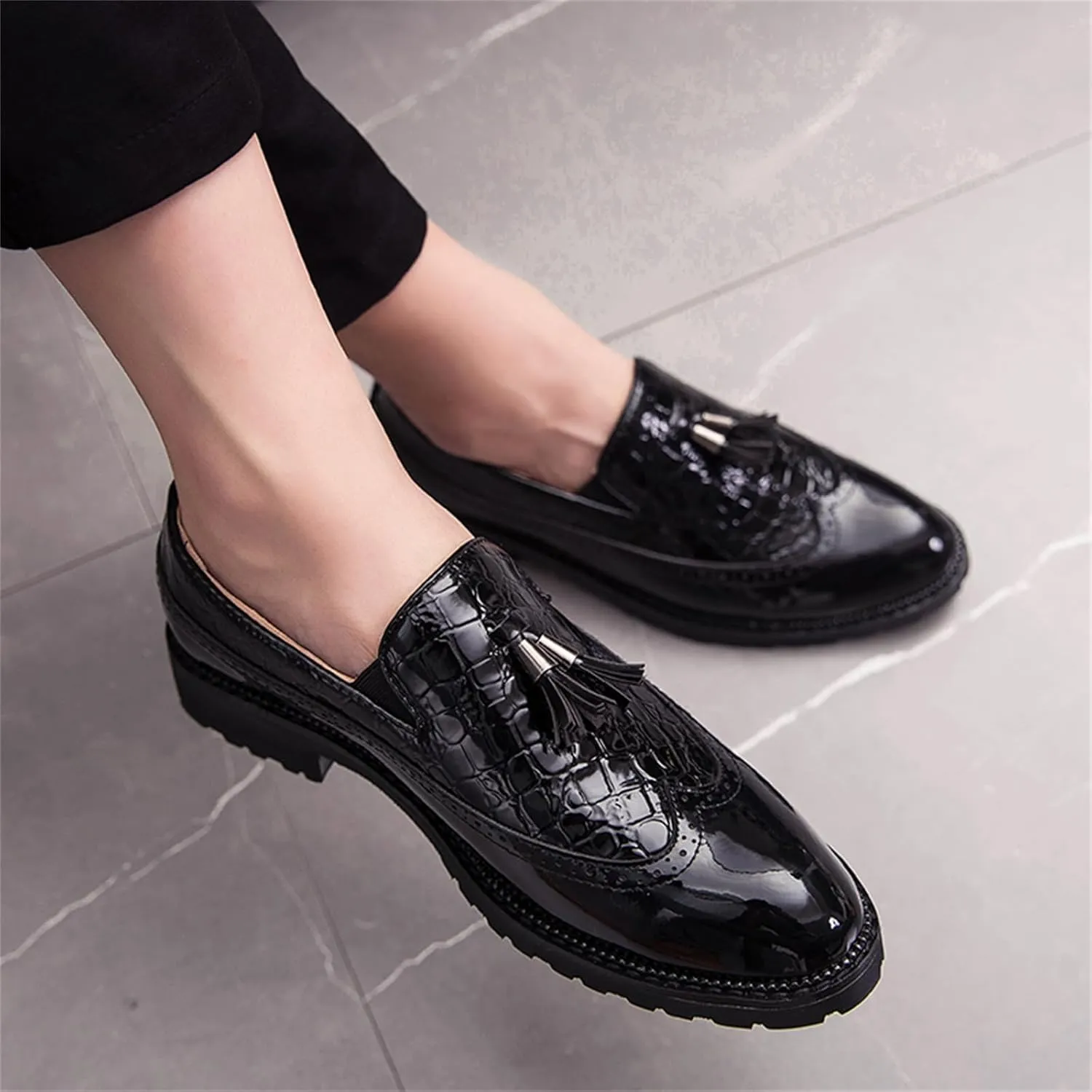 Men's Patent Leather Crocodile Pattern Tassels Slip On Loafers FashionRetro Wingtip Low Top Smoking Shoes for Business Wedding Party Formal