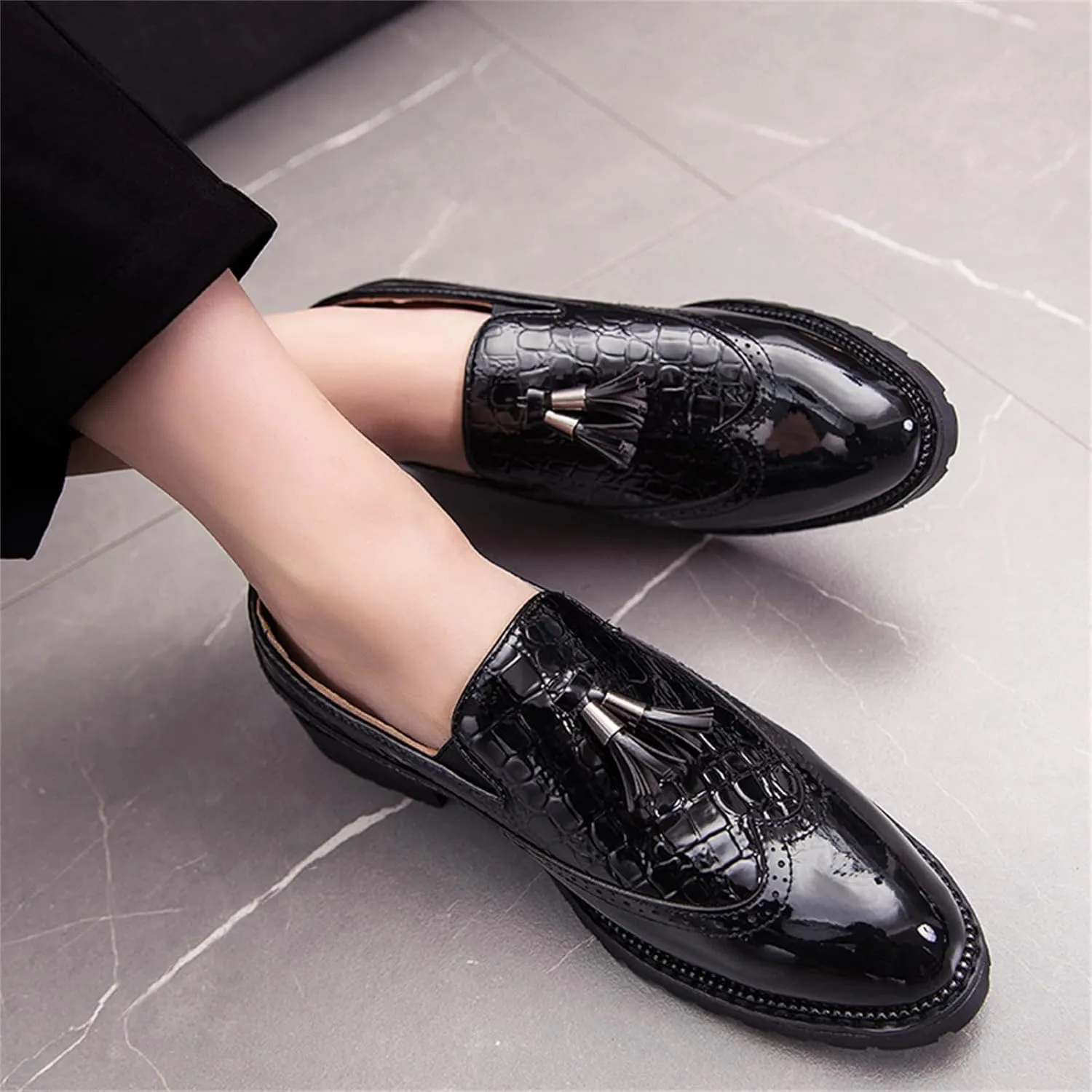 Men's Patent Leather Crocodile Pattern Tassels Slip On Loafers FashionRetro Wingtip Low Top Smoking Shoes for Business Wedding Party Formal