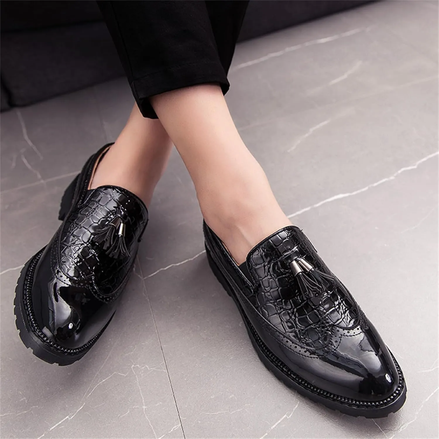 Men's Patent Leather Crocodile Pattern Tassels Slip On Loafers FashionRetro Wingtip Low Top Smoking Shoes for Business Wedding Party Formal