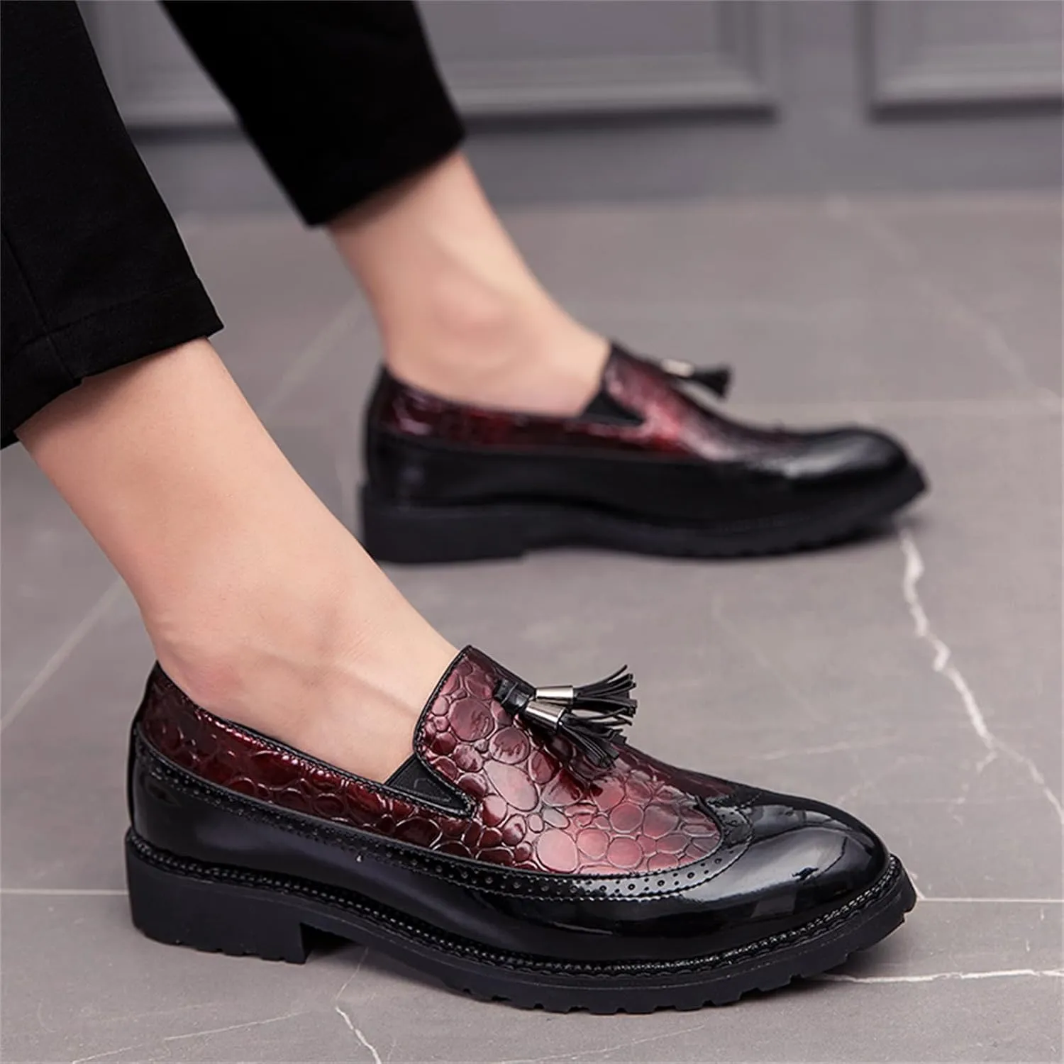 Men's Patent Leather Crocodile Pattern Tassels Slip On Loafers FashionRetro Wingtip Low Top Smoking Shoes for Business Wedding Party Formal