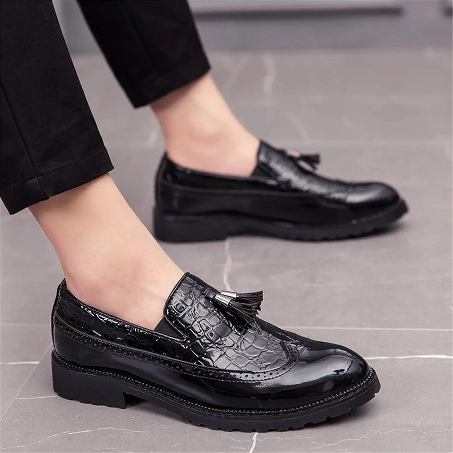 Men's Patent Leather Crocodile Pattern Tassels Slip On Loafers FashionRetro Wingtip Low Top Smoking Shoes for Business Wedding Party Formal